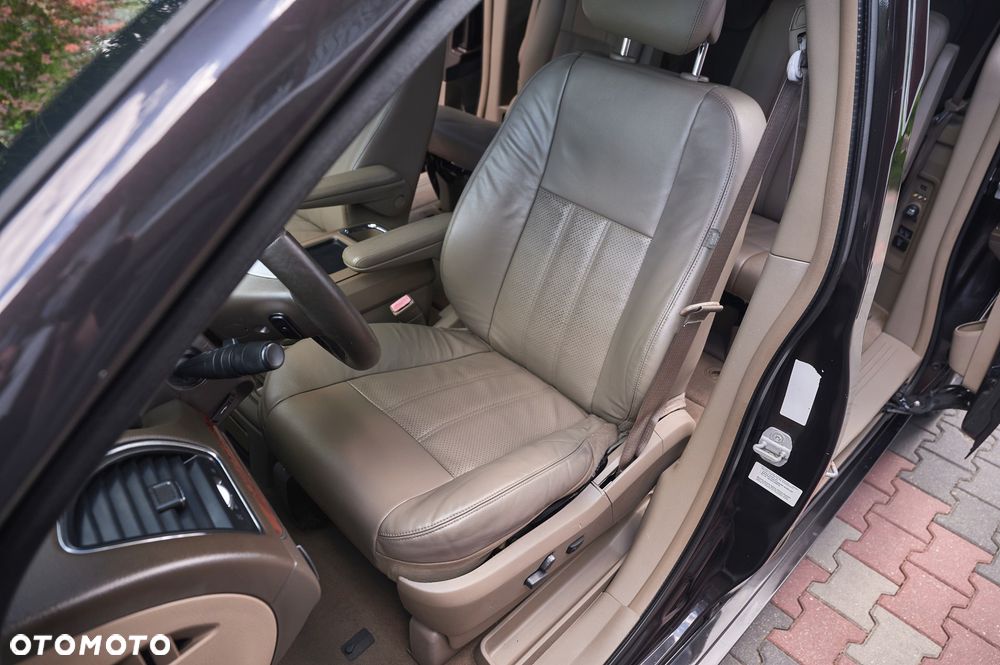 Chrysler Town & Country 3.6 Limited - 29
