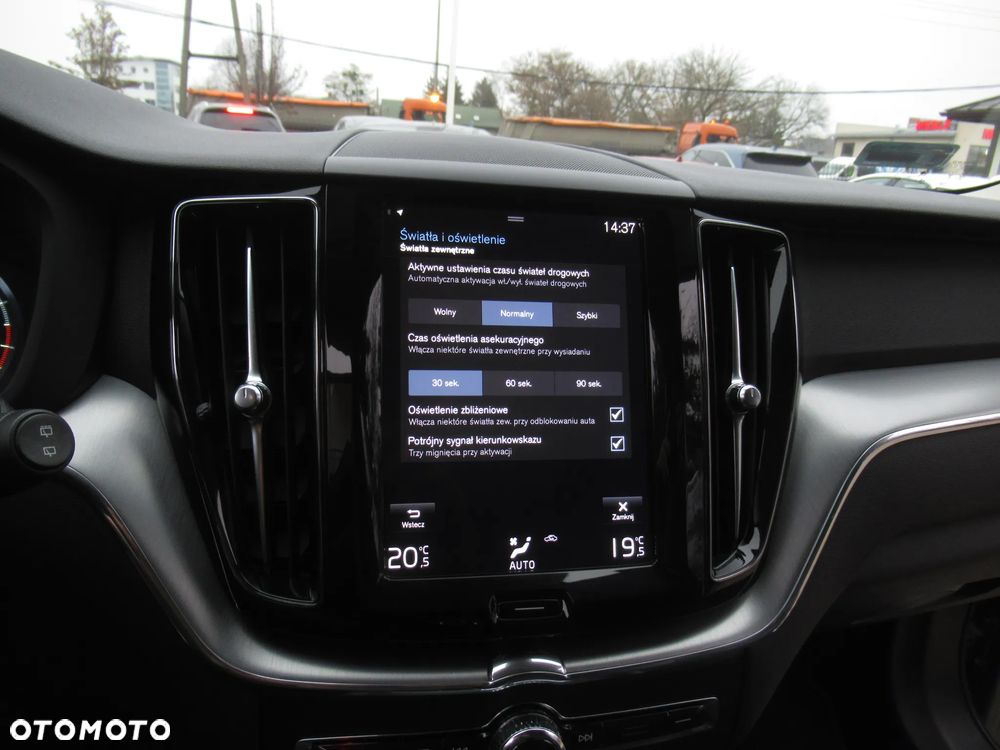 Volvo XC 60 T4 Momentum Pro - 23