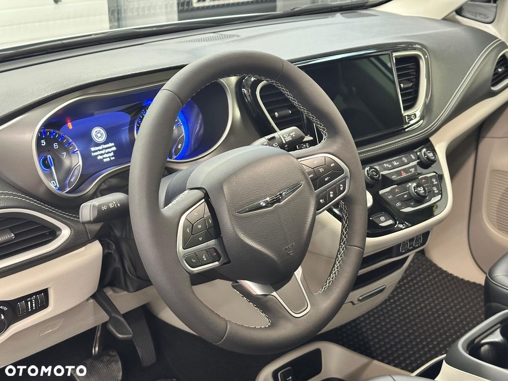 Chrysler Pacifica - 12