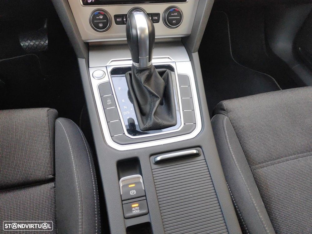 VW Passat Variant 1.6 TDI Confortline DSG - 21