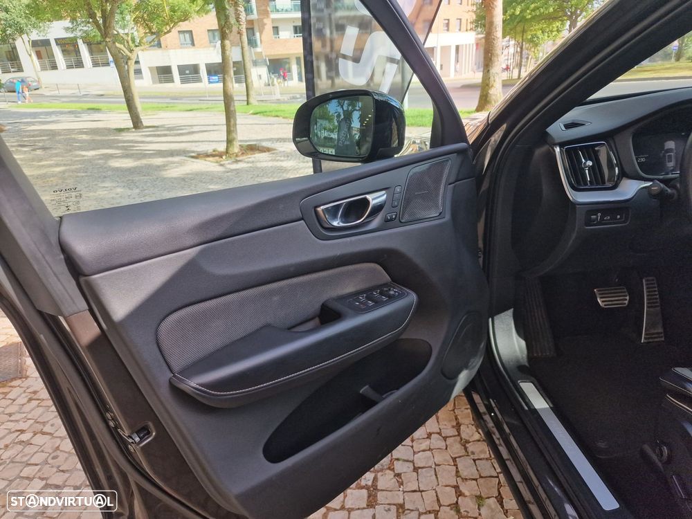 Volvo XC 60 2.0 T6 PHEV R-Design AWD - 36