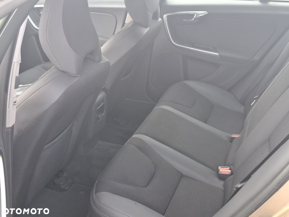 Volvo V60 D3 R-Design - 13
