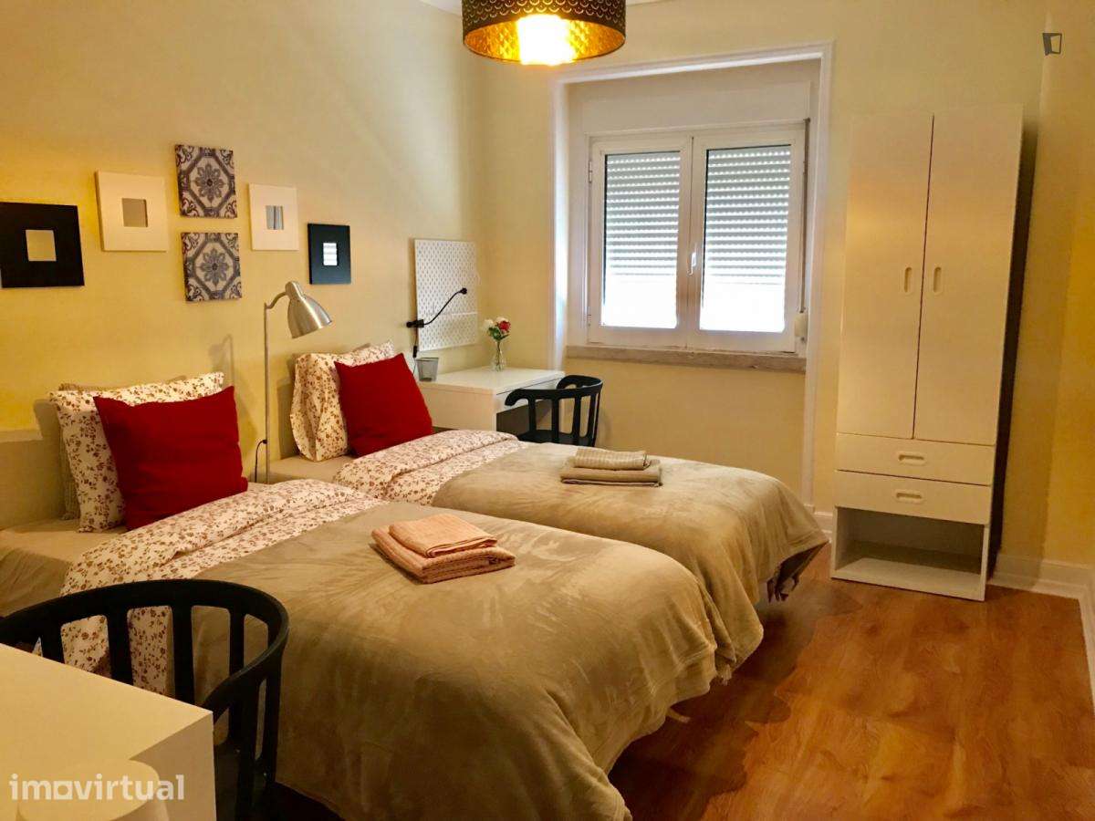 Quarto - localizado em Roma-Areeiro Lisbon - Grande imagem: 4/17