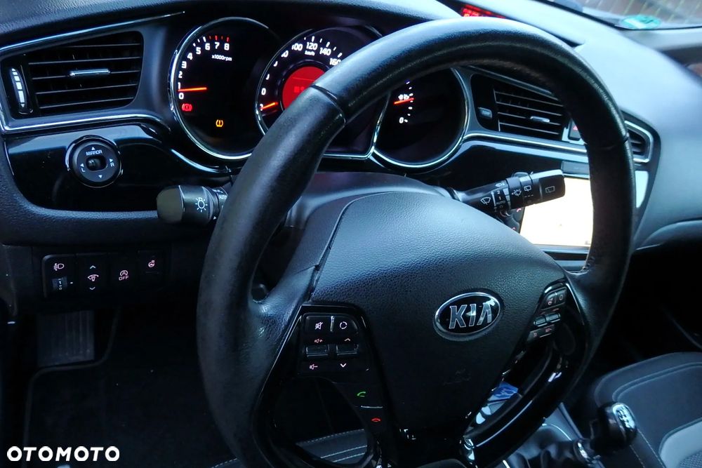 Kia Ceed 1.4 CVVT UEFA EURO 2016 - 26