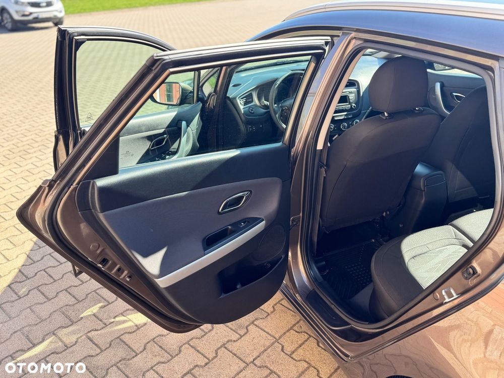 Kia Ceed 1.6 GDI Dream Team Edition - 24