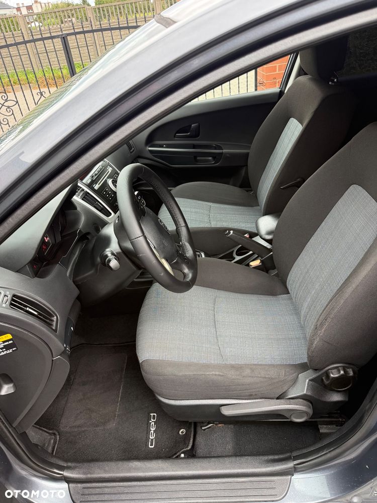 Kia Ceed - 13