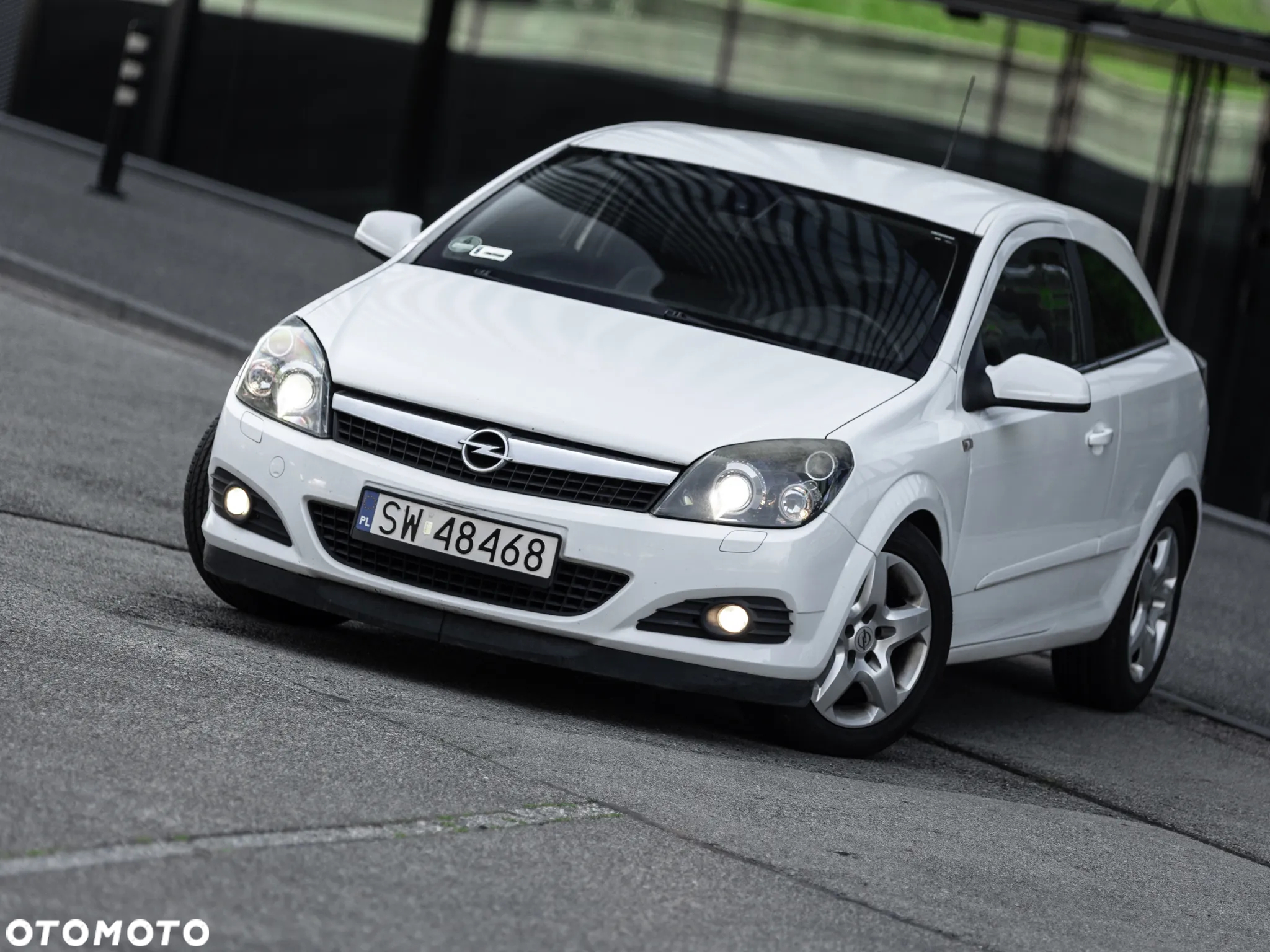 Opel Astra GTC 1.6 Black&White - 3