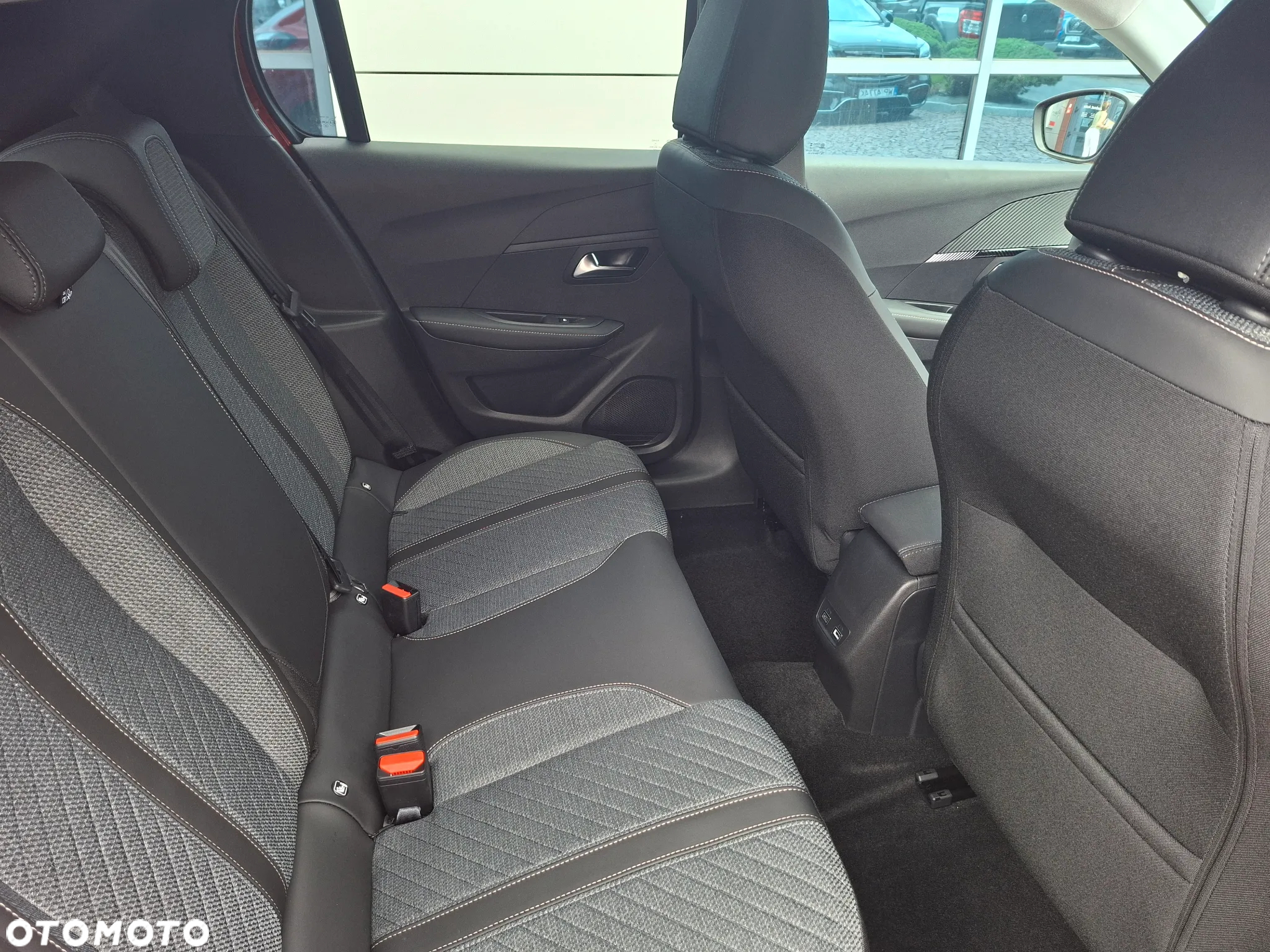 Peugeot 208 e-208 51kWh Allure - 12