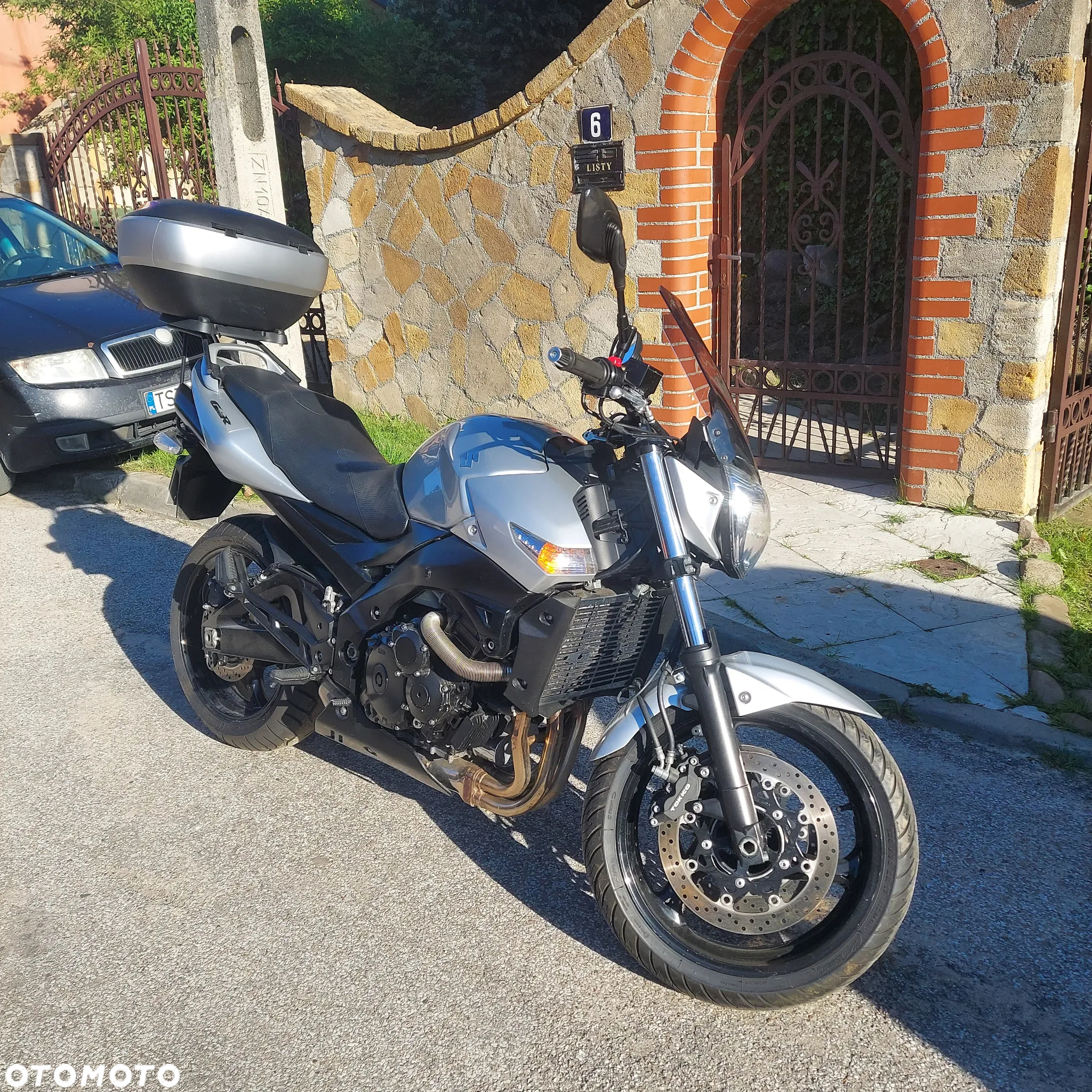 Suzuki GSR - 11