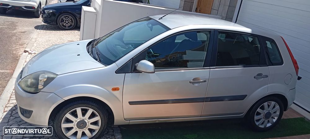 Ford Fiesta 1.25 Ghia - 8