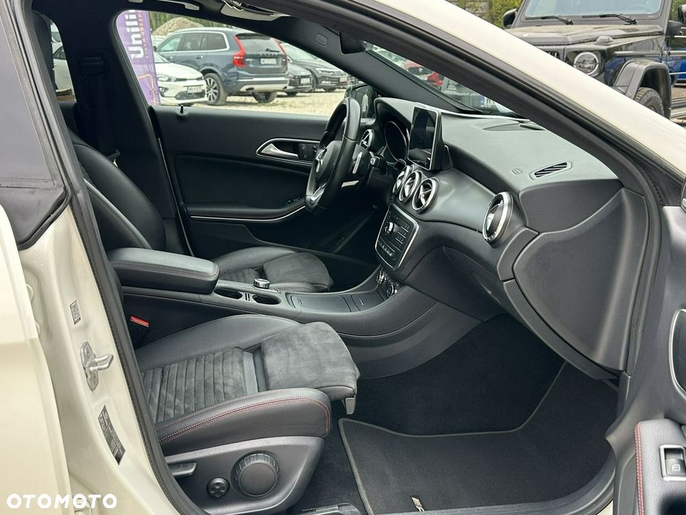 Mercedes-Benz CLA 250 4Matic 7G-DCT AMG Line - 22