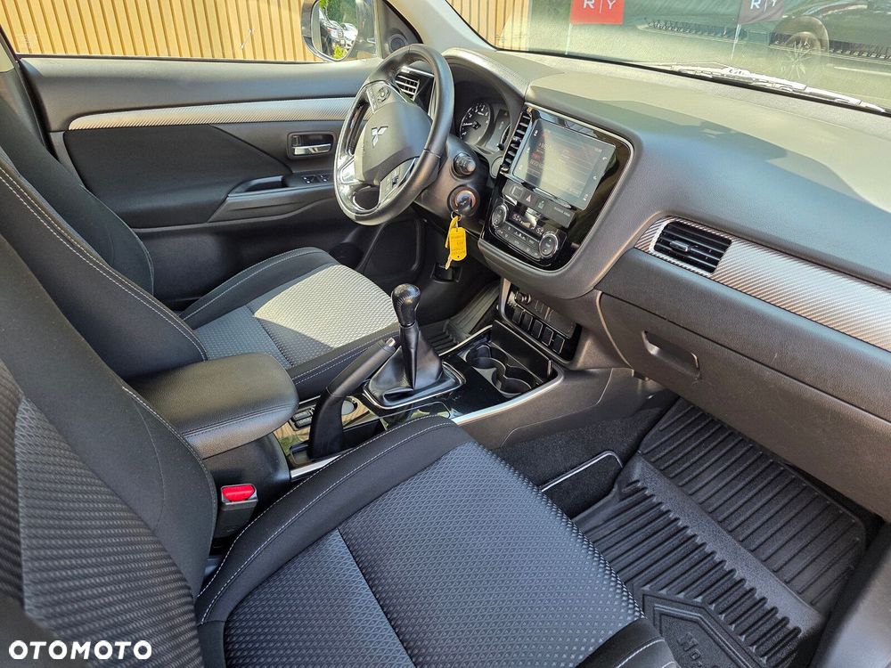 Mitsubishi Outlander - 12