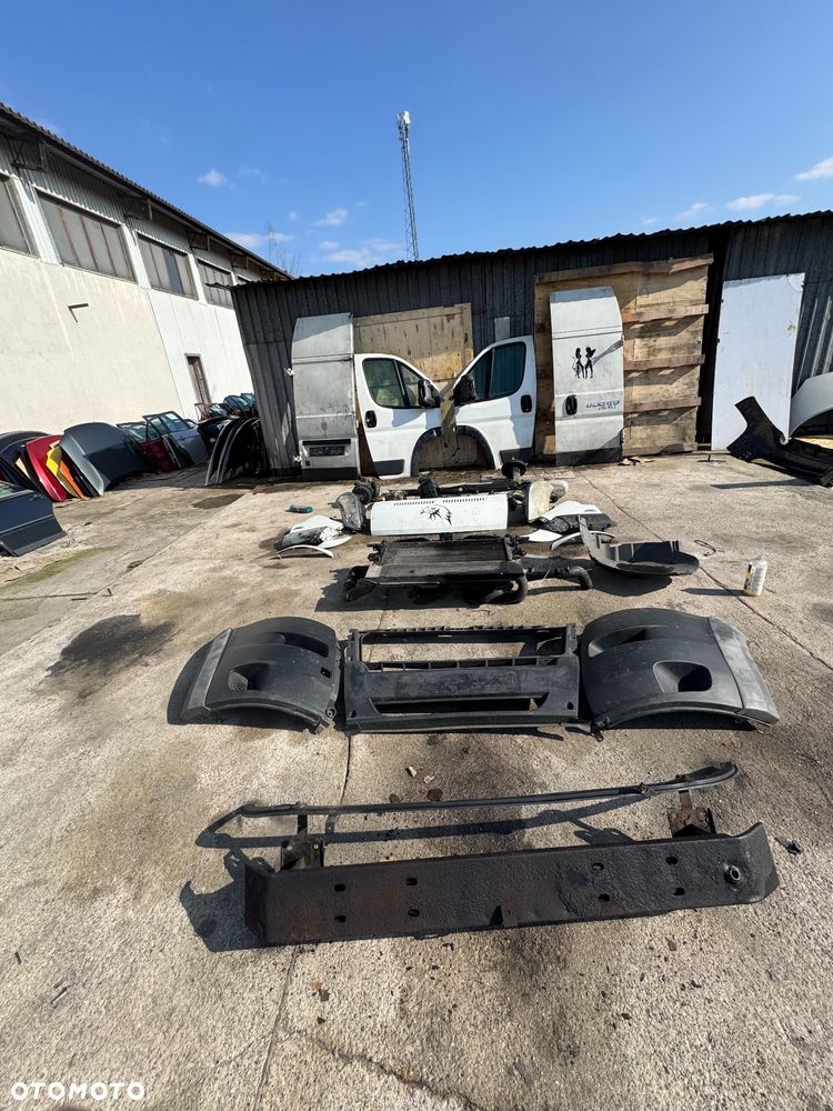 Fiat ducato 3 wysoki maxi biały 2. itd  Drzwi tył prawe lewe tylnie -500zl sztuka  drzwi przednie prawe lewe -500 zł kompletne sztuka  Lusterko prawe lewe 200 zł sztuka  Błotnik przedni prawy lewy -250 sztuka  Podszybie 150zl  Zbiorniczek spryskiwaczy 150 sztuka  Obudowa filtra powietrza filtr -200zl  Zbiorniczek płynu chłodzącego  -100 Maska  -250  Pas przedni z choodnicami -900zl  Serwo -100 Zderzak przód przedni  450 zł  Nadkole 100zł  Belka przod przednia -250 - 1