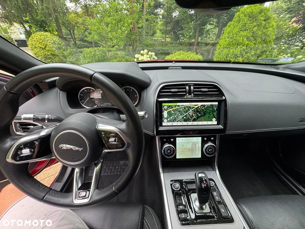 Jaguar XE 2.0 D180 R-Dynamic S - 16