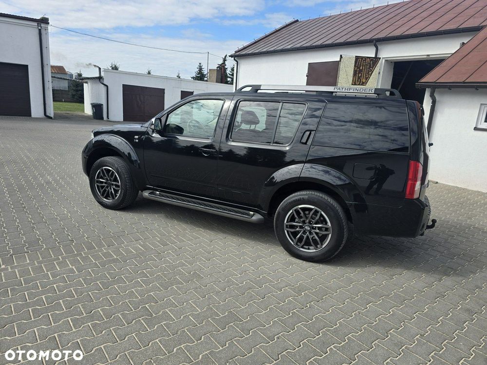 Nissan Pathfinder - 25