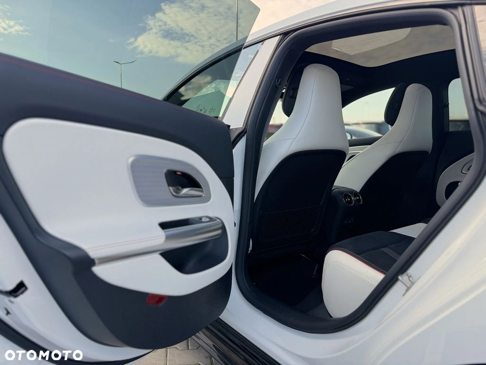 Mercedes-Benz CLA 200 - 30