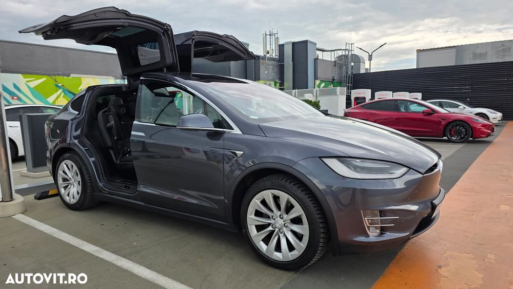 Tesla Model X - 7