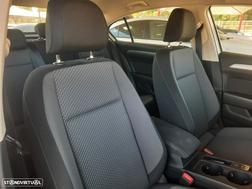 VW Passat 1.6 TDI BlueMotion - 33