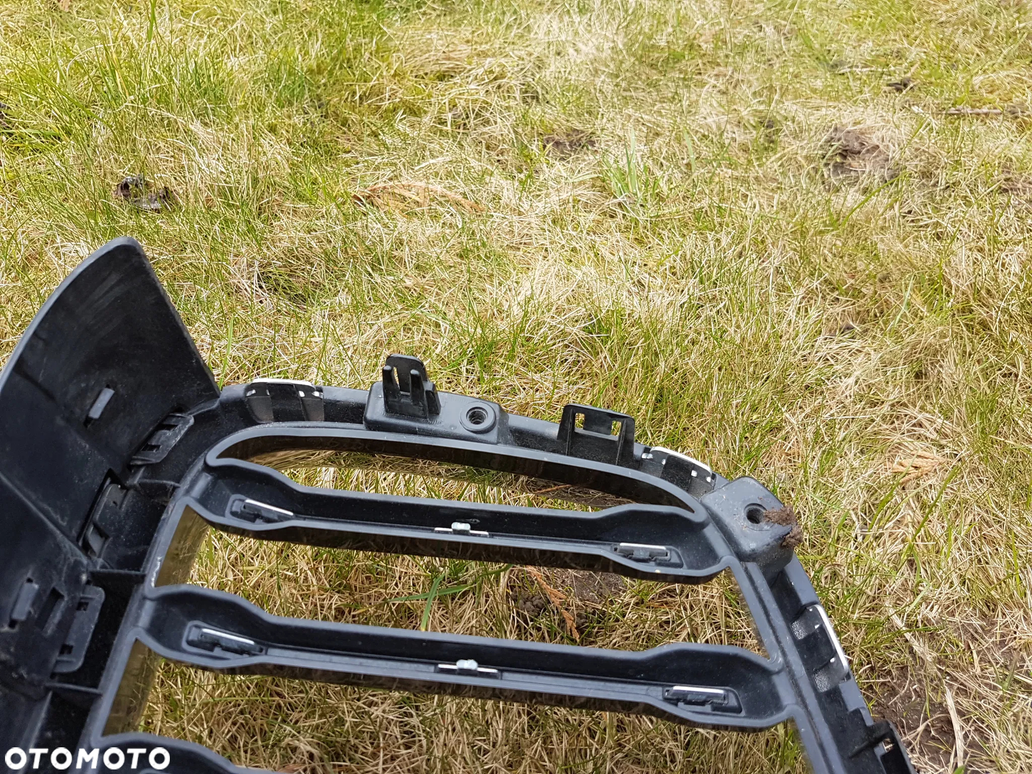 VOLVO XC60 II 17- GRILL ATRAPA - 11