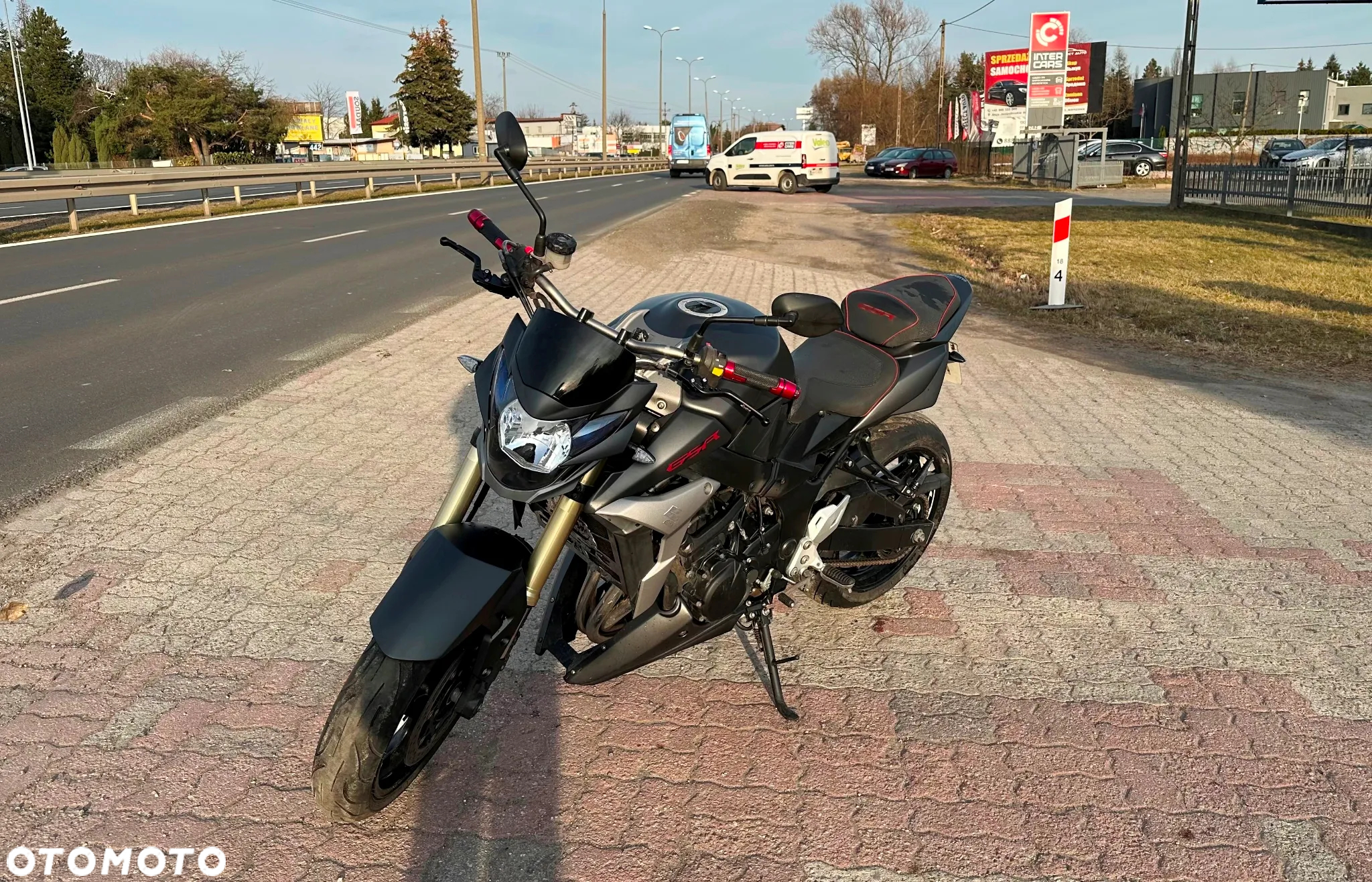 Suzuki GSR - 4