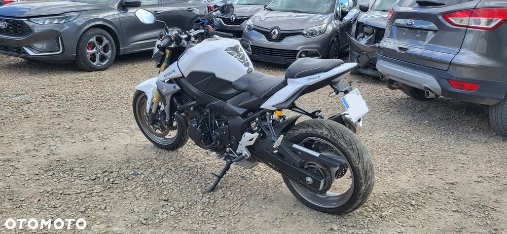 Suzuki GSR - 3
