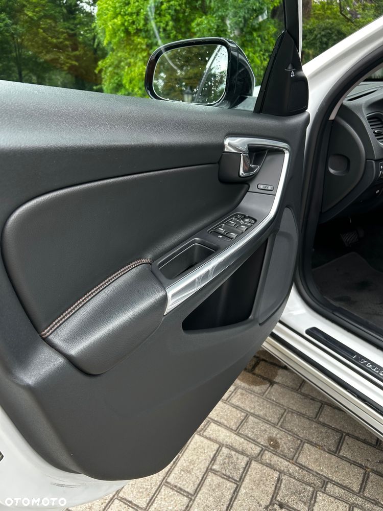 Volvo V60 Cross Country T5 AWD Momentum - 16