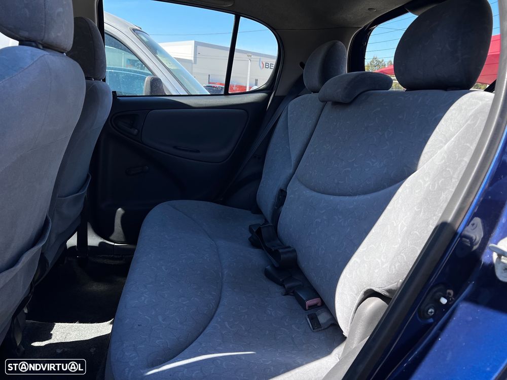 Toyota Yaris 1.0 Base C/Radio - 11