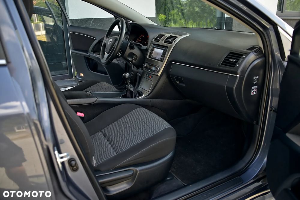 Toyota Avensis 1.6 Premium - 28