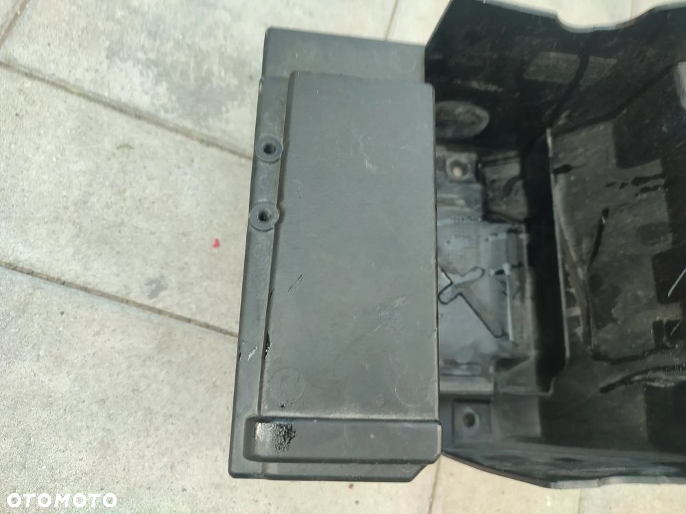 Obudowa, osłona, podstawa akumulatora Kawasaki Z900 - 2