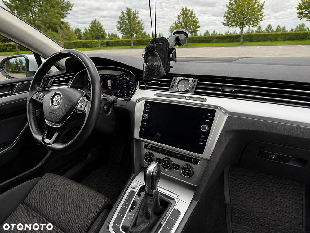Volkswagen Passat 1.6 TDI SCR DSG Conceptline - 25