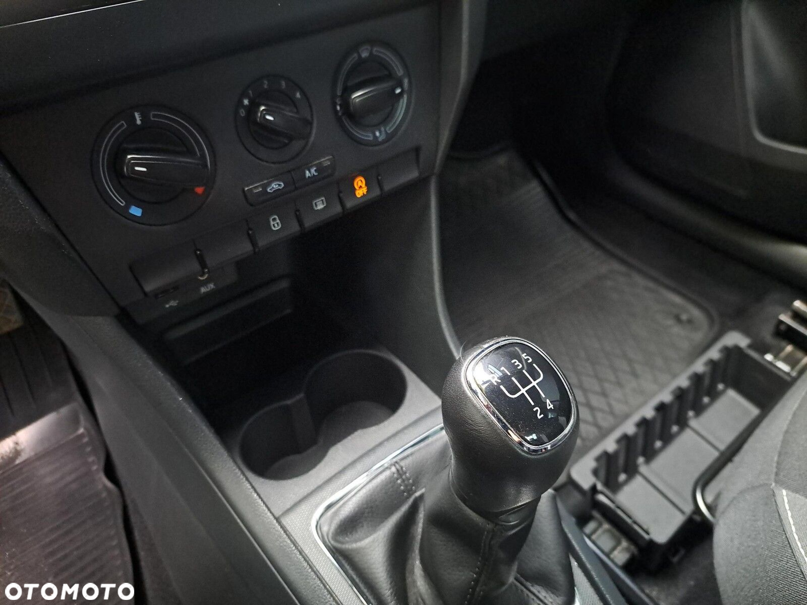 Skoda RAPID 1.2 TSI Ambition - 18