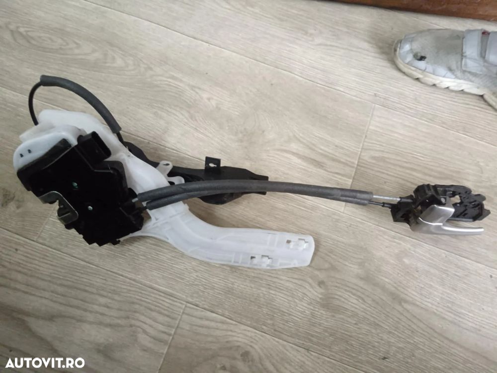 BROASCA USA SPATE STANGA CU MANER HYUNDAI IX35 81410-2Y000 814102Y000 - 2