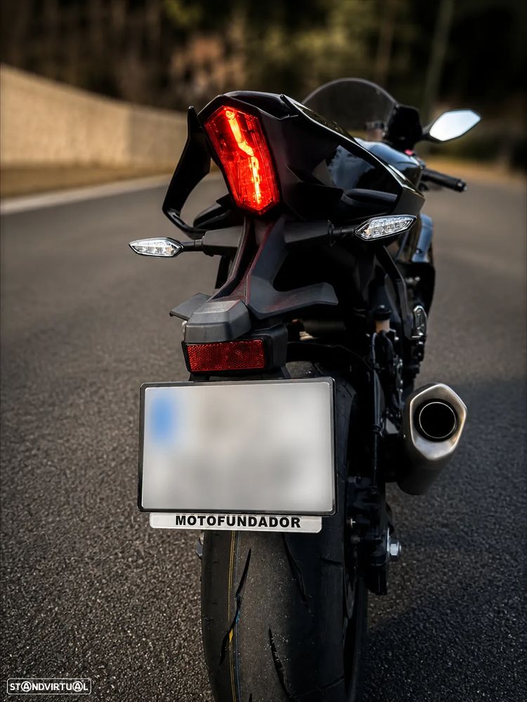 Yamaha YZF R1 - 12