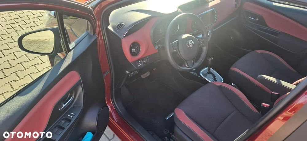 Toyota Yaris Hybrid 100 Dynamic - 10