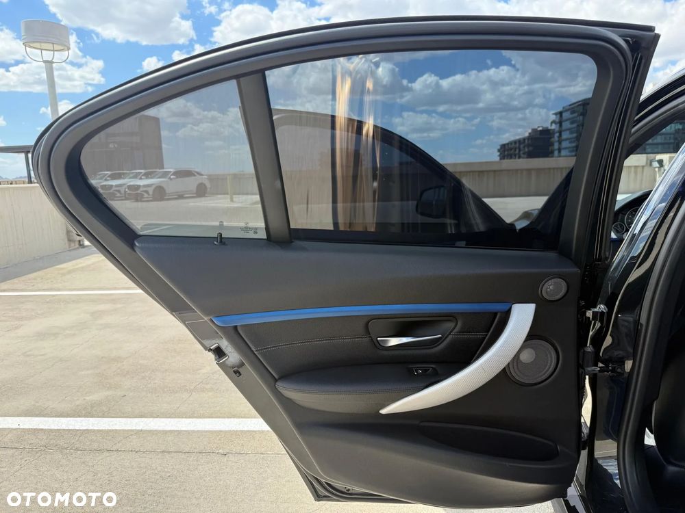 BMW Seria 3 330i M Sport - 36