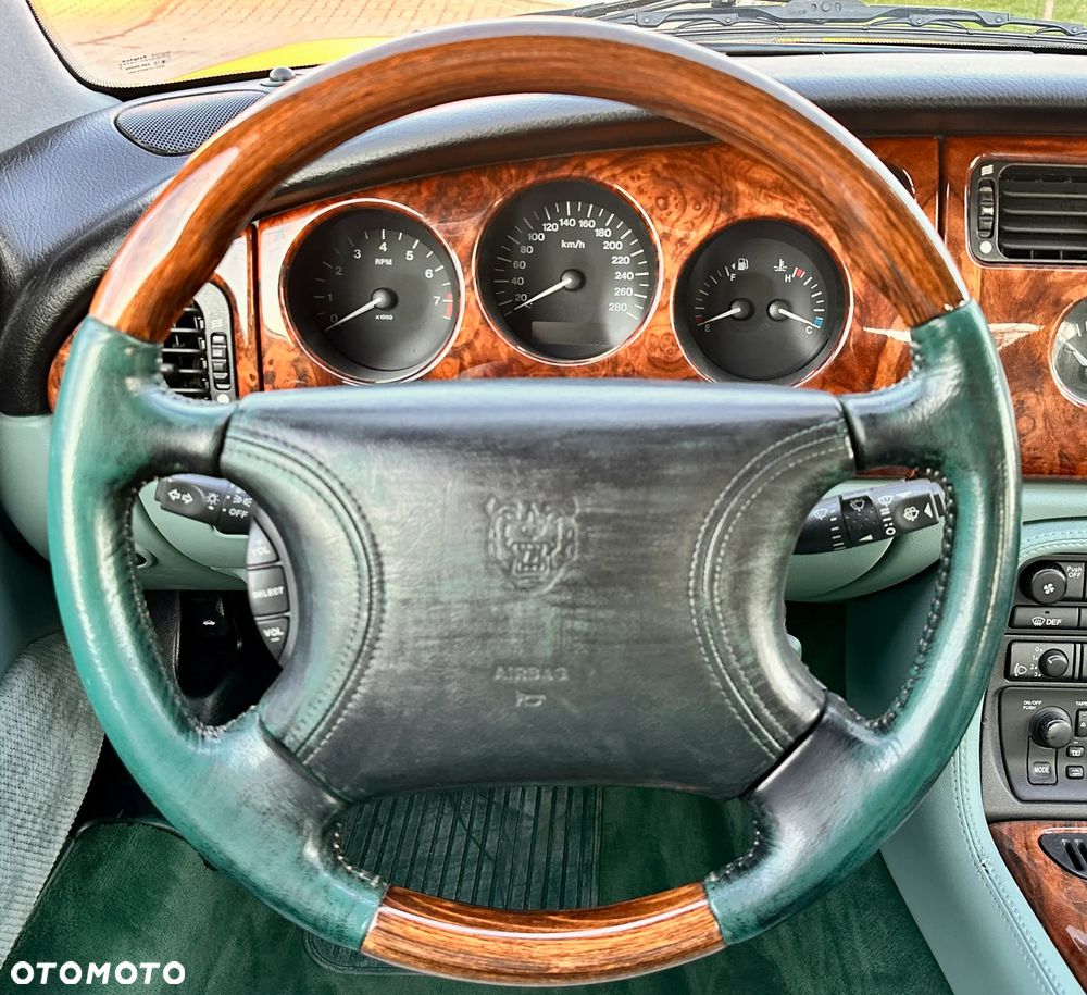 Jaguar XK8 Coupe - 20