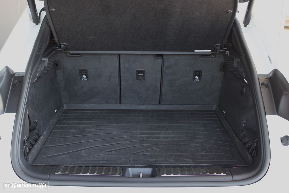Porsche Macan Electric 4 - 16
