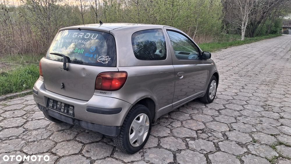 Na części Toyota Yaris I LIFT P1 silnik 1.0 1SZ-FE VVY-i lakier 1D2 skrzynia maska zderzak drzwi klapa szyba fotel kanapa lusterko lampa deska GWARANCJA !!! Przód Tył Zestaw Komplet Drzwi Klapa Zderzak Błotnik Maska Grill Atrapa Szyba Pas Lampa Lusterko Boczki Fotel Kanapa Kokpit Deska Rozdzielcza Przełącznik Włącznik Sterownik Przewody Wiązka Instalacja Moduł Komputer Czujnik Listwa Pompa Alternator Wtryski Głowica Rozrusznik Kompresor Sprzęgło Dwumas Silnik  Skrzynia ABS Klimatyzacji Paliwa Wspomagania Kolektor Turbina Przepustnica Zawór Chłodnica Koło Hak Belka Sanki Zawieszenie Mcpherson Półoś Amortyzator Wydech Tłumik Zacisk Most - 4