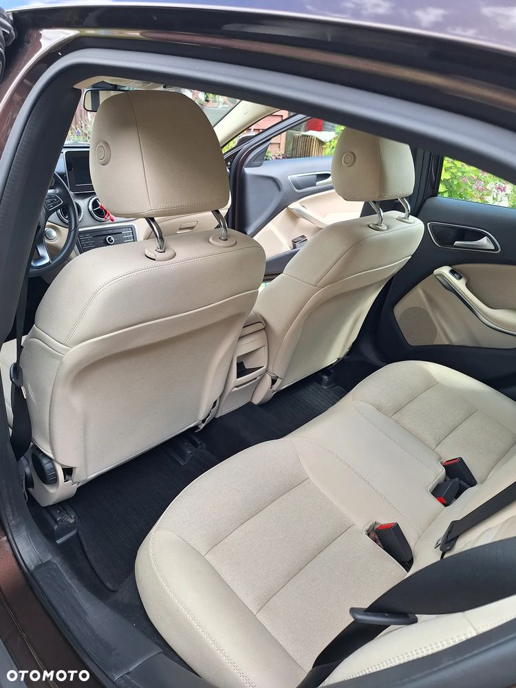 Mercedes-Benz GLA 200 7G-DCT Urban - 10