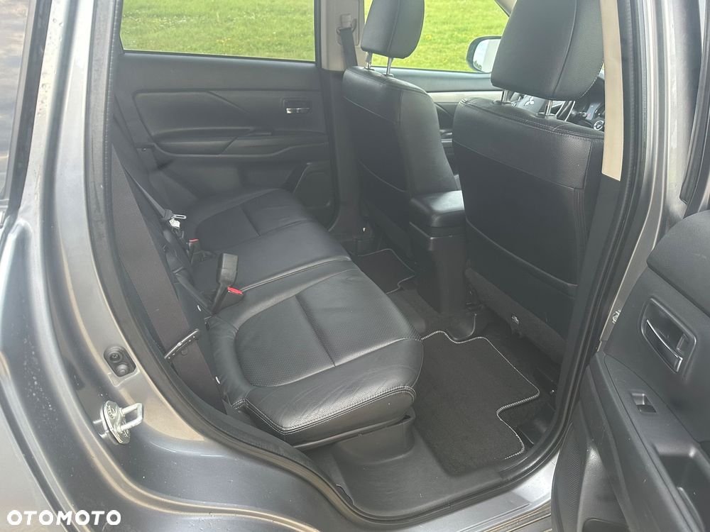 Mitsubishi Outlander Instyle NAVI + - 15