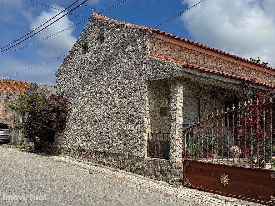 Moradia térrea com jardim e sótão amplo, no Campo, Caldas da Rainha – - Grande imagem: 2/21