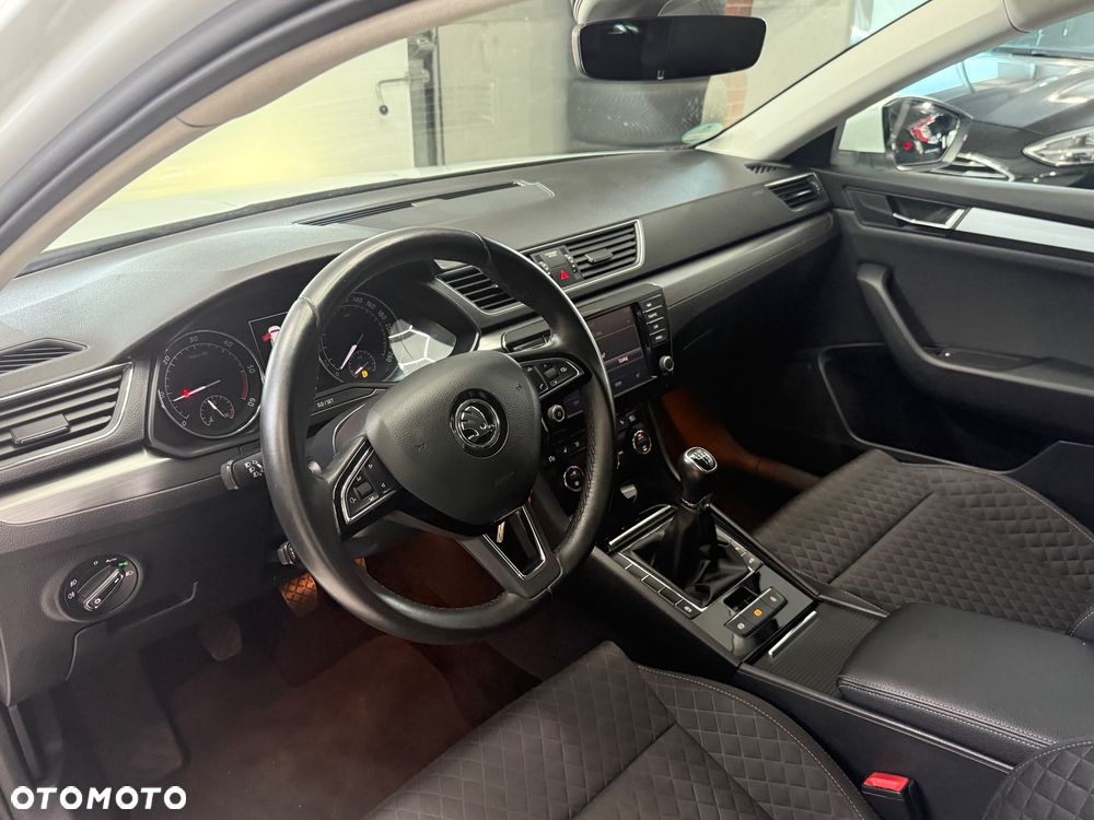 Skoda Superb 2.0 TDI DSG Premium Edition - 20
