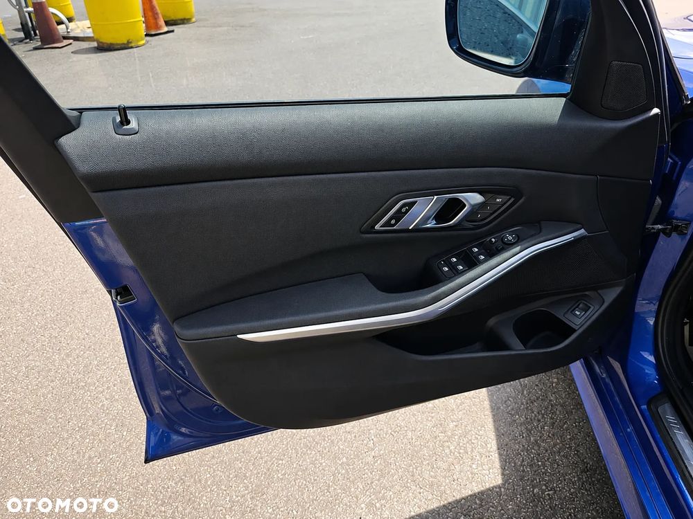 BMW Seria 3 330i xDrive M Sport - 8