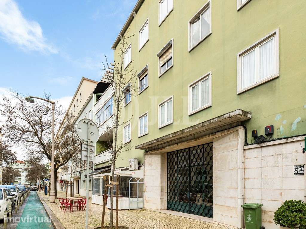 Prédio em placa, no Areeiro, em Lisboa - Grande imagem: 2/20