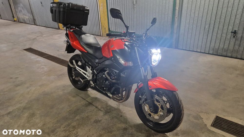 Suzuki GSR - 11
