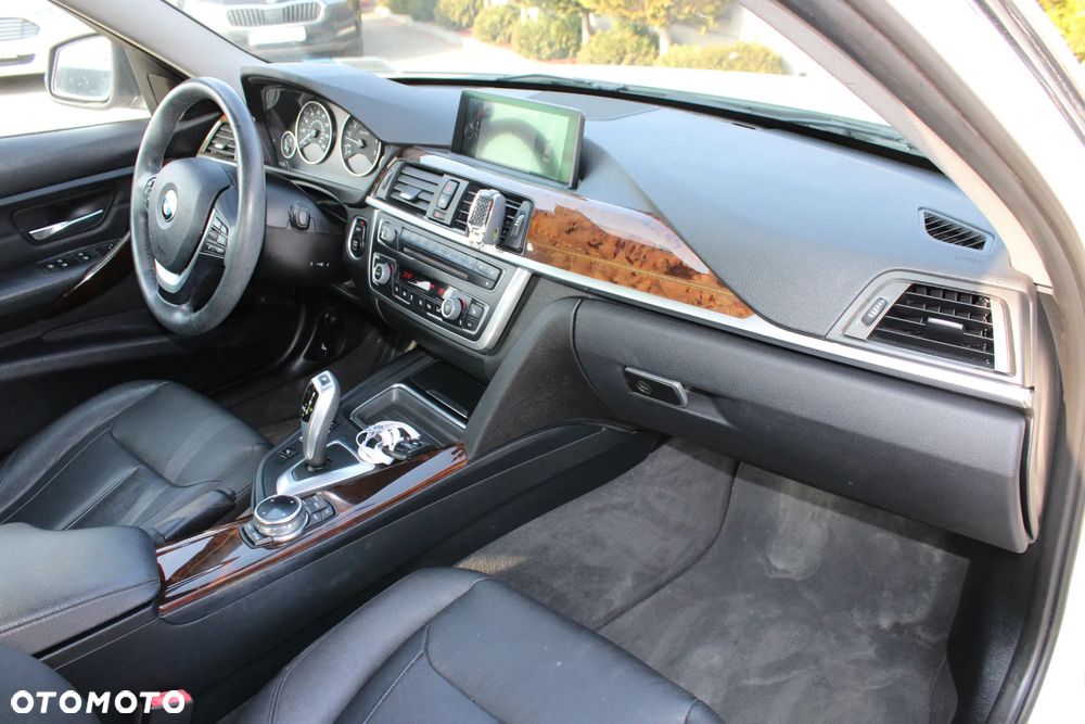 BMW Seria 3 328i xDrive Sport Line - 28