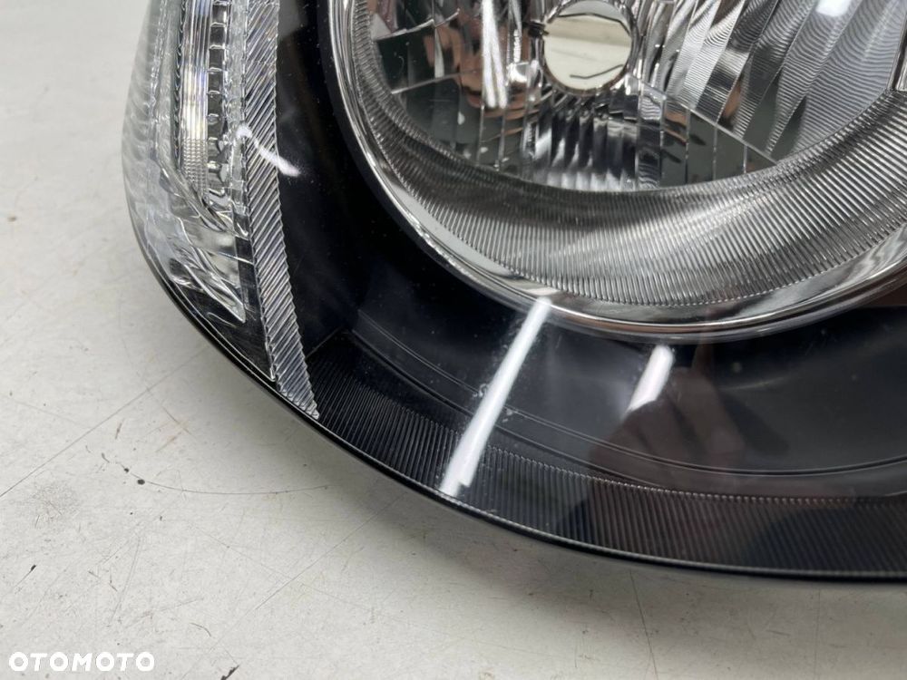 Lampa reflektor Mitsubishi L200 KA KB 05-10r. PRAWA przednia H4 oryginalna prawy przód EU 8301b462 - 8