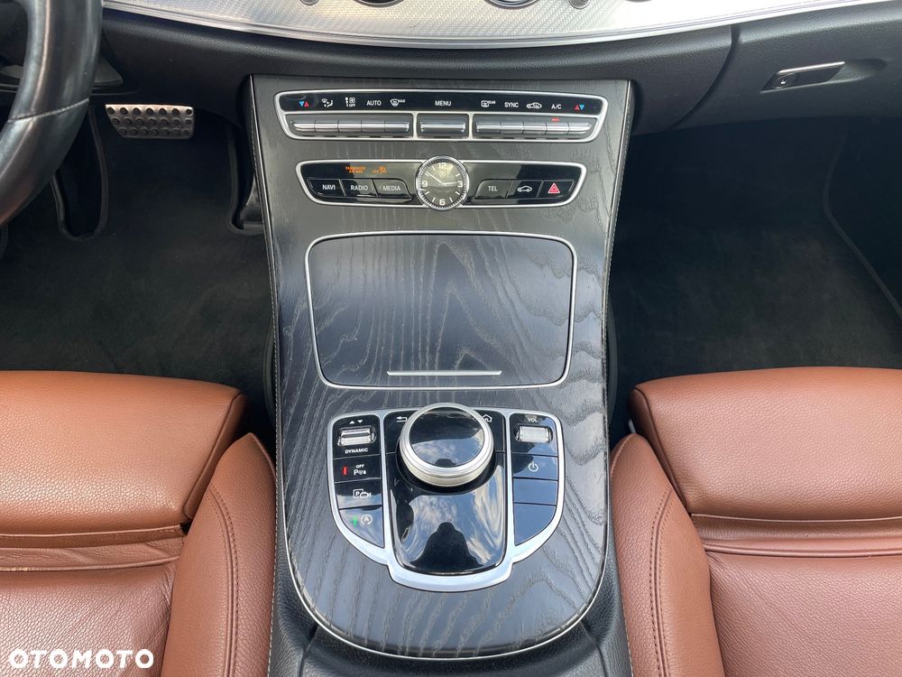 Mercedes-Benz Klasa E 200 4Matic 9G-TRONIC - 27