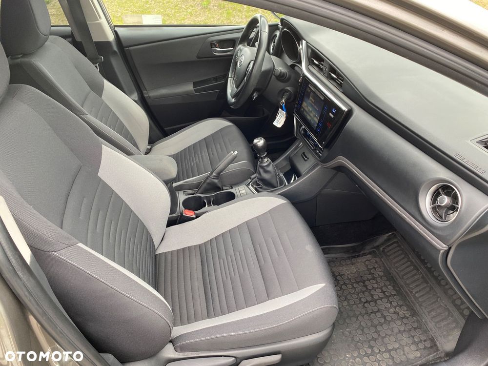 Toyota Auris 1.6 Premium - 24