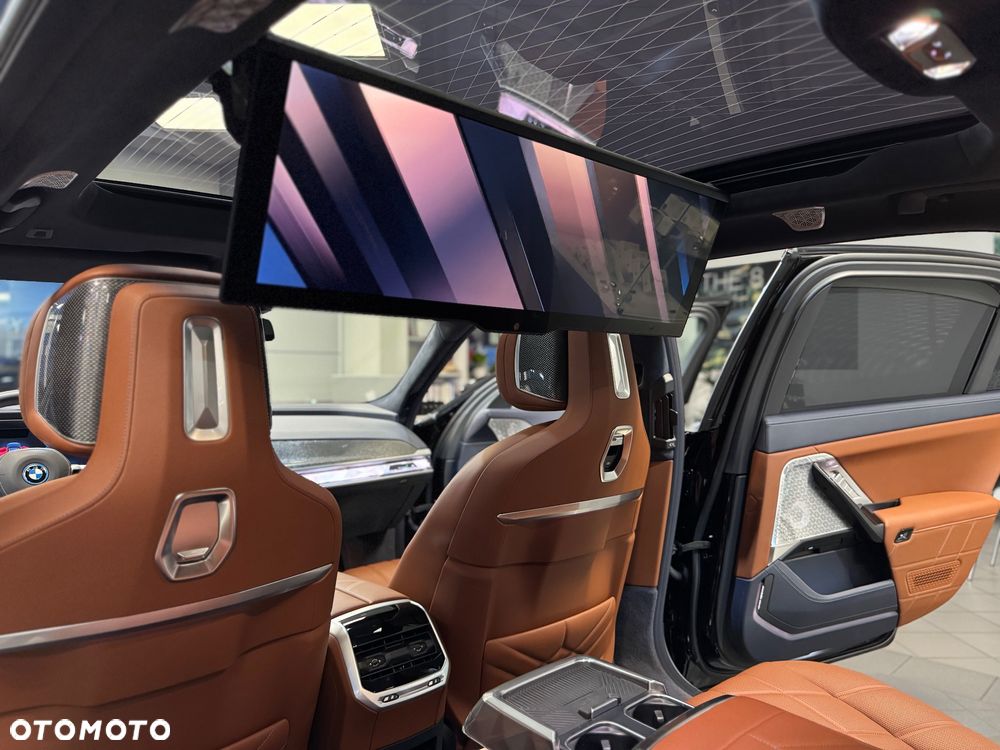 BMW i7 - 32